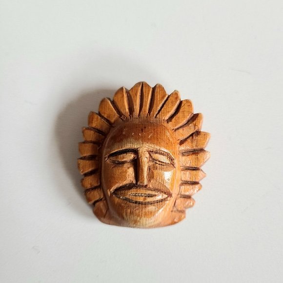 Wooden hand carved tribal brooch - Picture 1 of 4